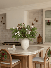 Composition florale artificielle – Baies blanches et pommes de pin