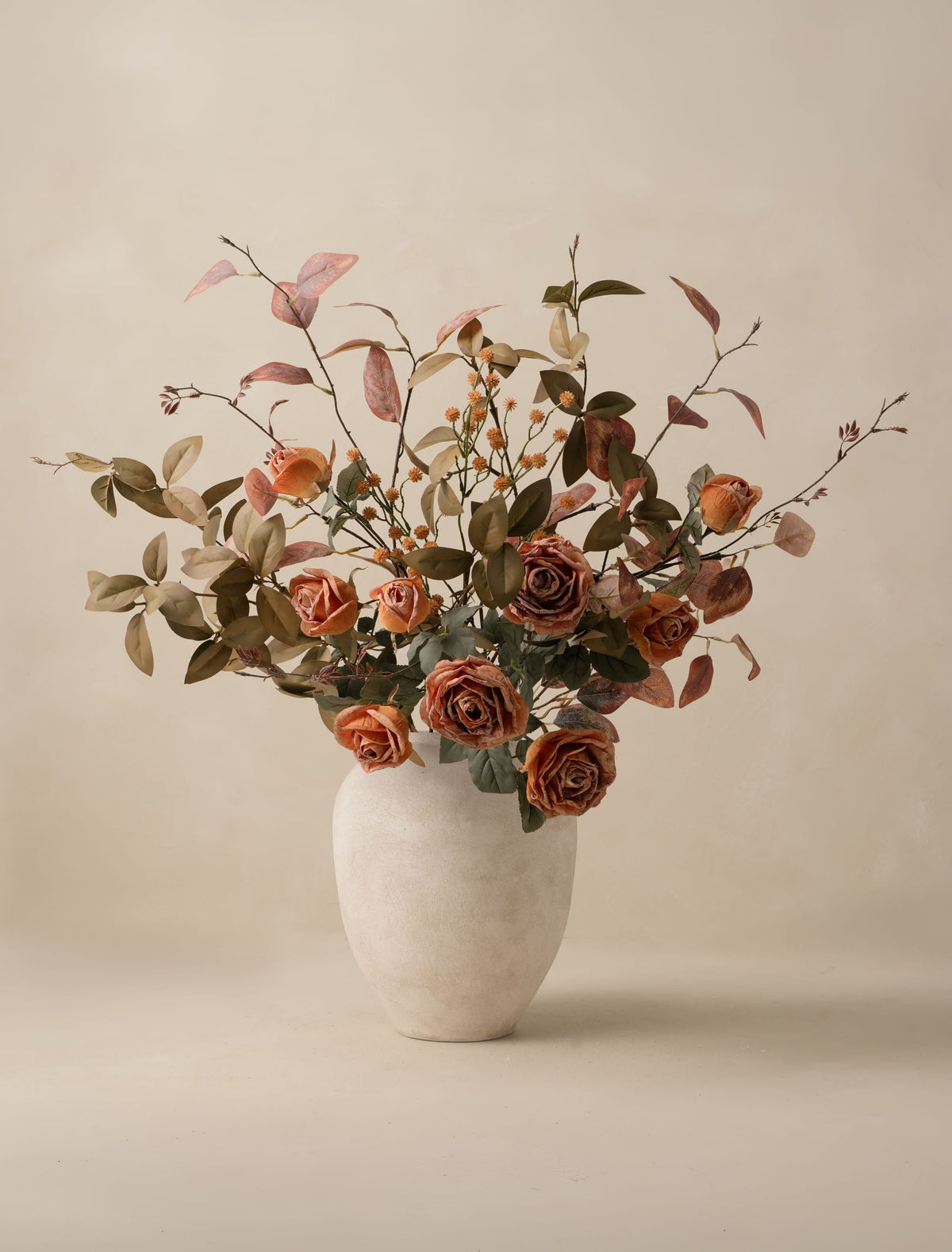 Composition florale artificielle – Roses orange et feuillage safran