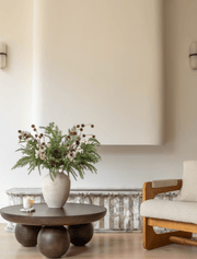 Composition florale artificielle – Baies blanches et pommes de pin