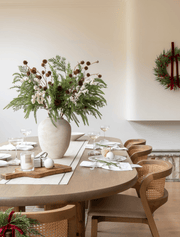 Composition florale artificielle – Baies blanches et pommes de pin