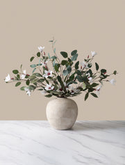 Composition florale artificielle – Eucalyptus et Magnolia blanc
