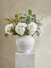 Composition florale artificielle – Eucalyptus et hortensia blanc