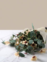 Composition florale artificielle – Eucalyptus et magnolia crème