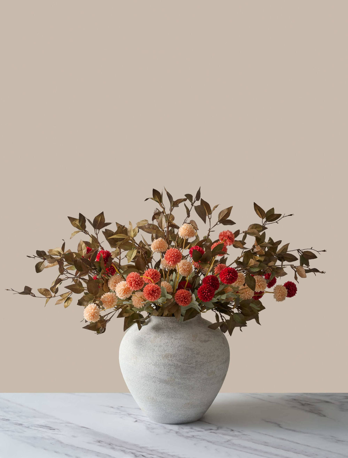 Composition florale artificielle – Assortiment de Kiku et de feuilles vertes