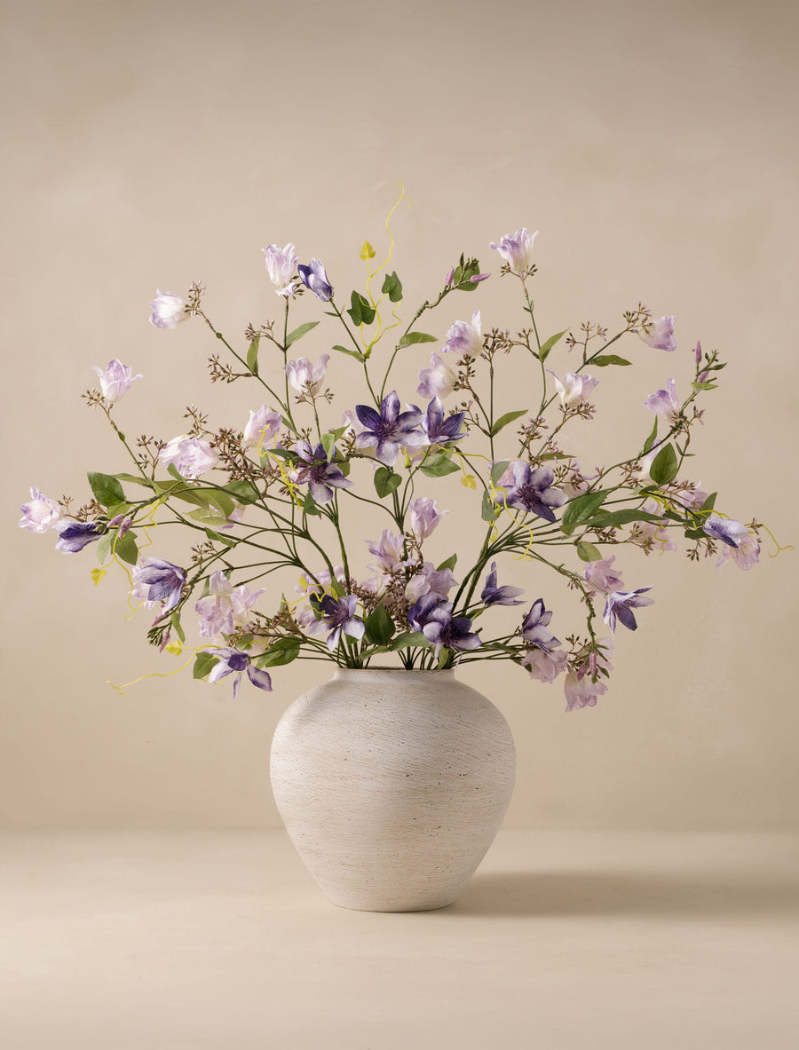 Composition florale artificielle - Cloche et clématite violette