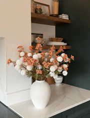 Composition florale artificielle – Fleurs de cire terre d’ombre