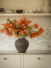 Composition florale artificielle – Feuille d'érable et coquelicot orange