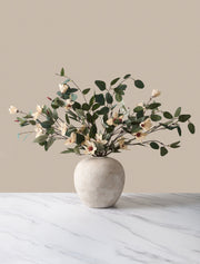 Composition florale artificielle – Eucalyptus et magnolia crème
