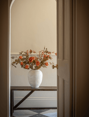 Composition florale artificielle – Roses orange et feuillage safran