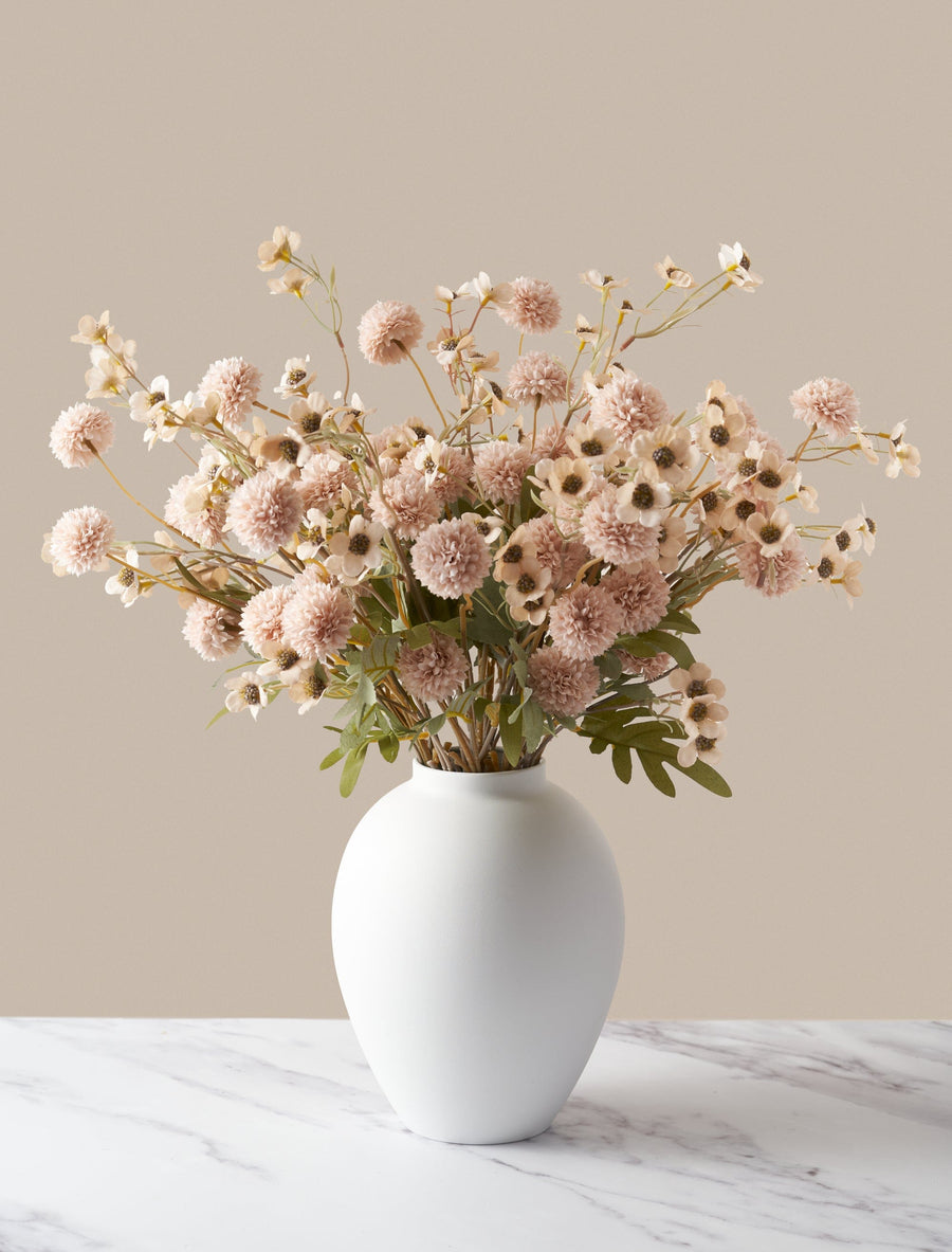 Composition florale artificielle – Fleurs de cire crème