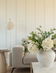 Composition florale artificielle – Eucalyptus et hortensia blanc