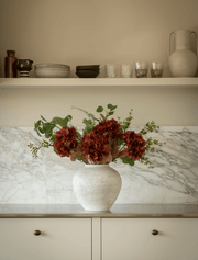Composition florale artificielle – Eucalyptus et hortensia cannelle