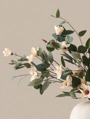 Composition florale artificielle – Eucalyptus et magnolia crème