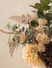 Composition florale artificielle – Fougère taupe et hortensias crème