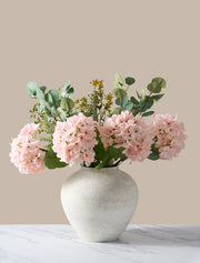 Composition florale artificielle – Eucalyptus et hortensia rose
