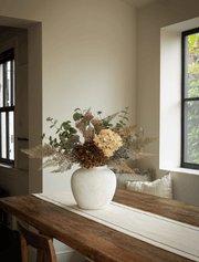 Composition florale artificielle – Fougère taupe et hortensias crème