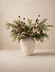 Composition florale artificielle – Baies blanches et pommes de pin