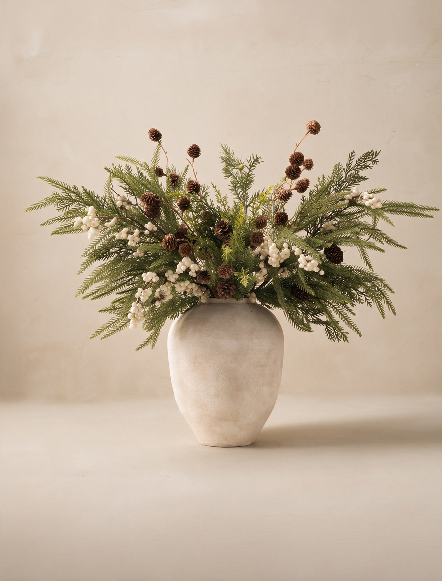 Composition florale artificielle - Baies blanches et pommes de pin