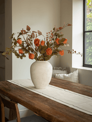 Composition florale artificielle – Roses orange et feuillage safran