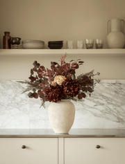 Composition florale artificielle – Dahlia bordeaux et pivoine crème
